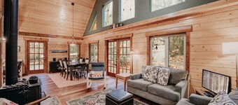 21gs - Log  - Pets Ok - Sleeps 6 3 Bedroom Home by RedAwning