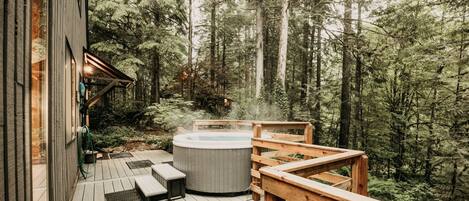 Cabin, 3 Bedrooms | Outdoor spa tub