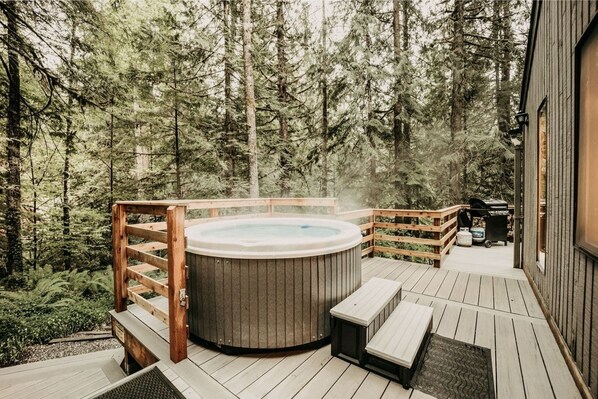 Cabin, 3 Bedrooms | Outdoor spa tub