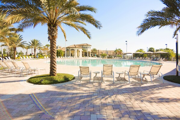 Kolam renang outdoor, dengan payung kolam renang dan kursi berjemur