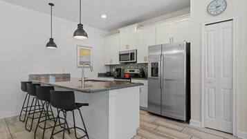 House (5 Bedrooms) | Interior
