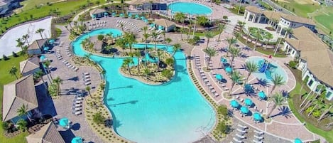 Un resort con diverse piscine, lettini e palme.