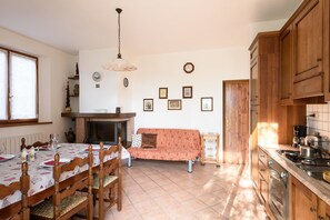 Family Room, 2 Bedrooms | Breakfast area