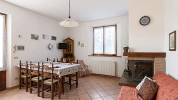 Frigorifero, piano cottura, pentole/stoviglie/utensili