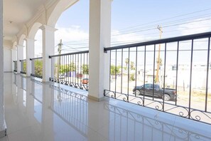 Desk, free WiFi, bed sheets - Hotel Salvatierra (La Paz)