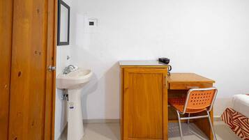 Chuveiro, produtos de toalete grátis, toalhas de banho, sabonete