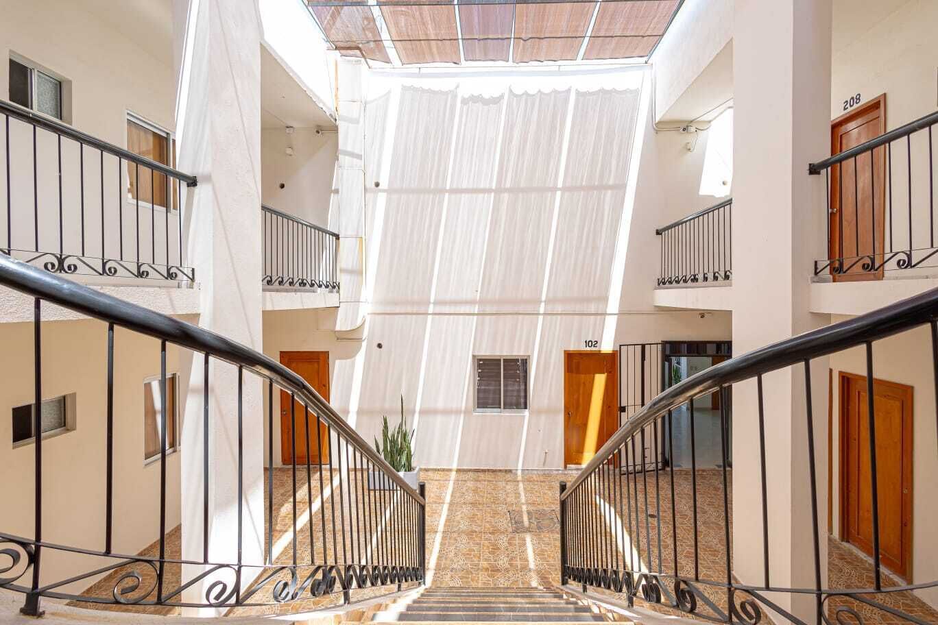 Een bureau, gratis wifi, beddengoed