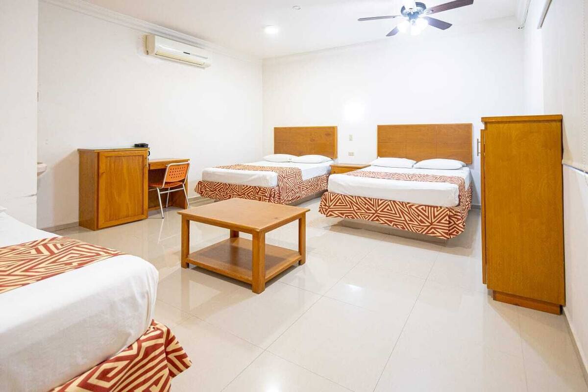 Habitación triple Confort | Escritorio, wifi gratis y ropa de cama