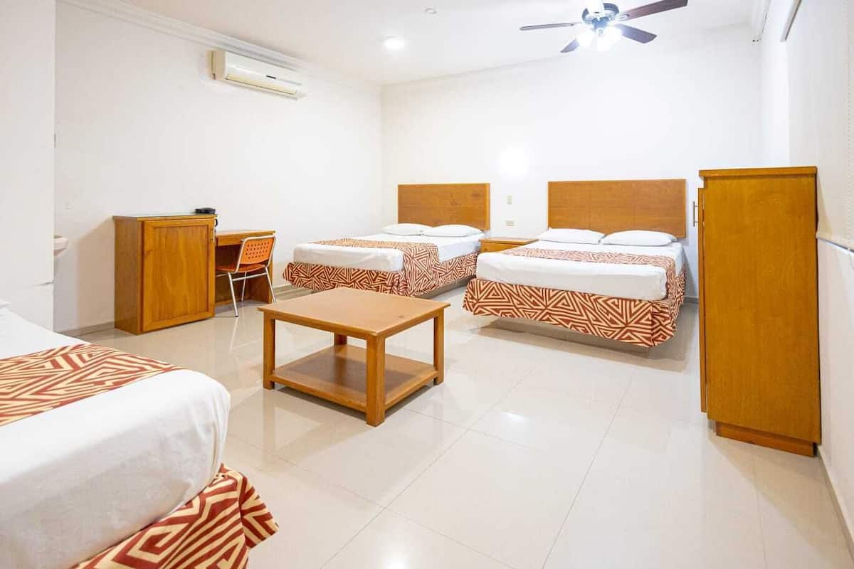 Comfort driepersoonskamer | 1 slaapkamer, een bureau, gratis wifi, beddengoed