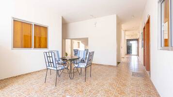 Escritorio, wifi gratis y ropa de cama