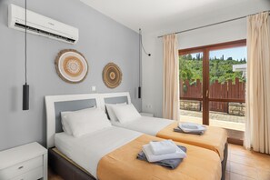 Premium-sengetøj, pengeskab på værelset, skrivebord