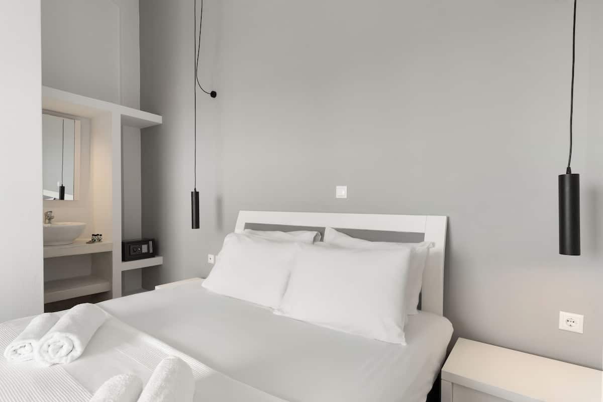 2 bedrooms, premium bedding, in-room safe, desk