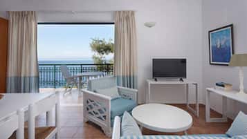 Deluxe 2 Bedroom Residence with Sea View | Coin séjour | Télévision LCD