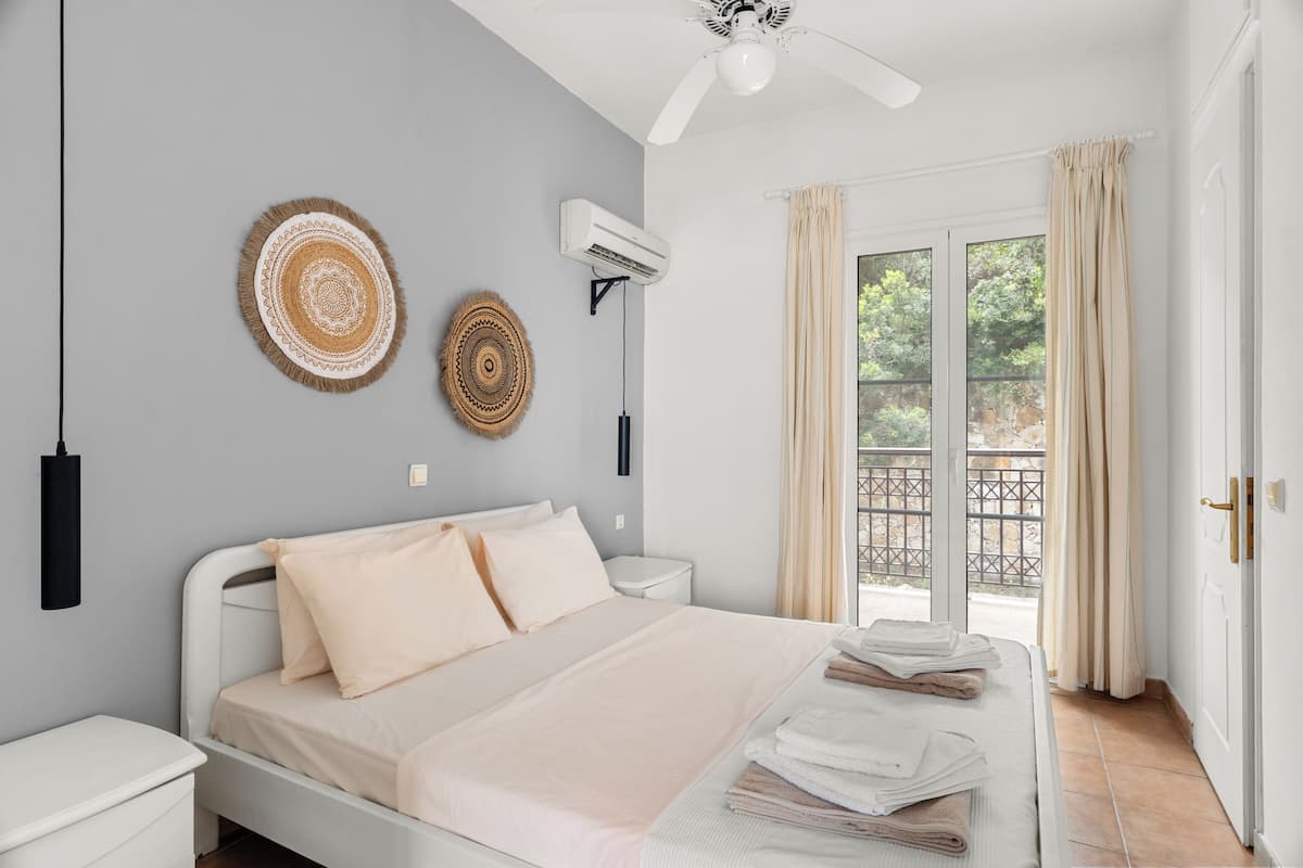 2 bedrooms, premium bedding, in-room safe, desk
