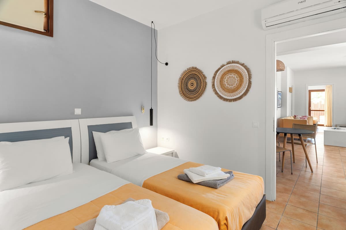2 bedrooms, premium bedding, in-room safe, desk