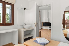 Premium bedding, in-room safe, desk, iron/ironing board - Anassa Mare Villas and Residences (Paxos)
