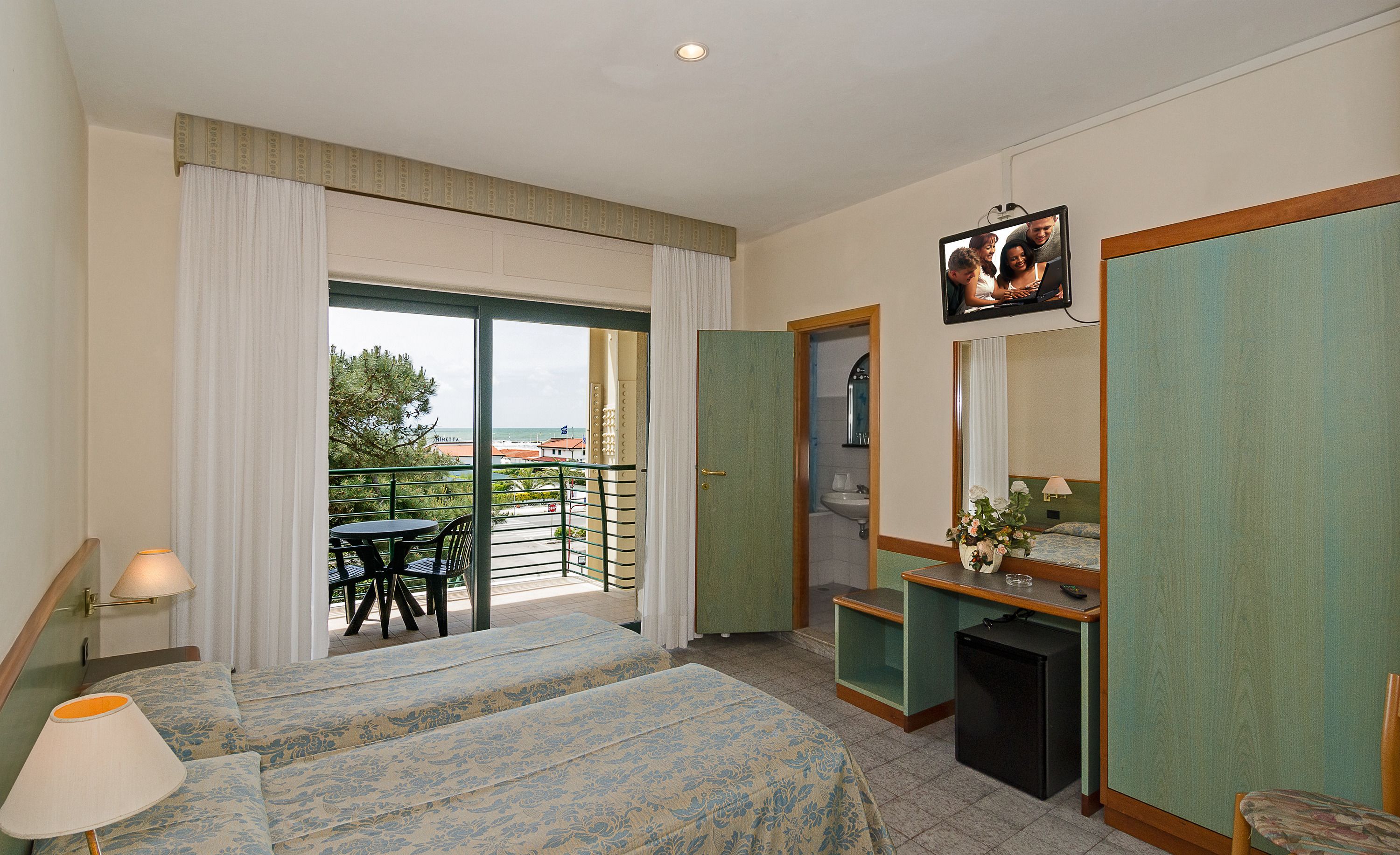 double room | bathroom | shower, free toiletries, hair dryer, bidet