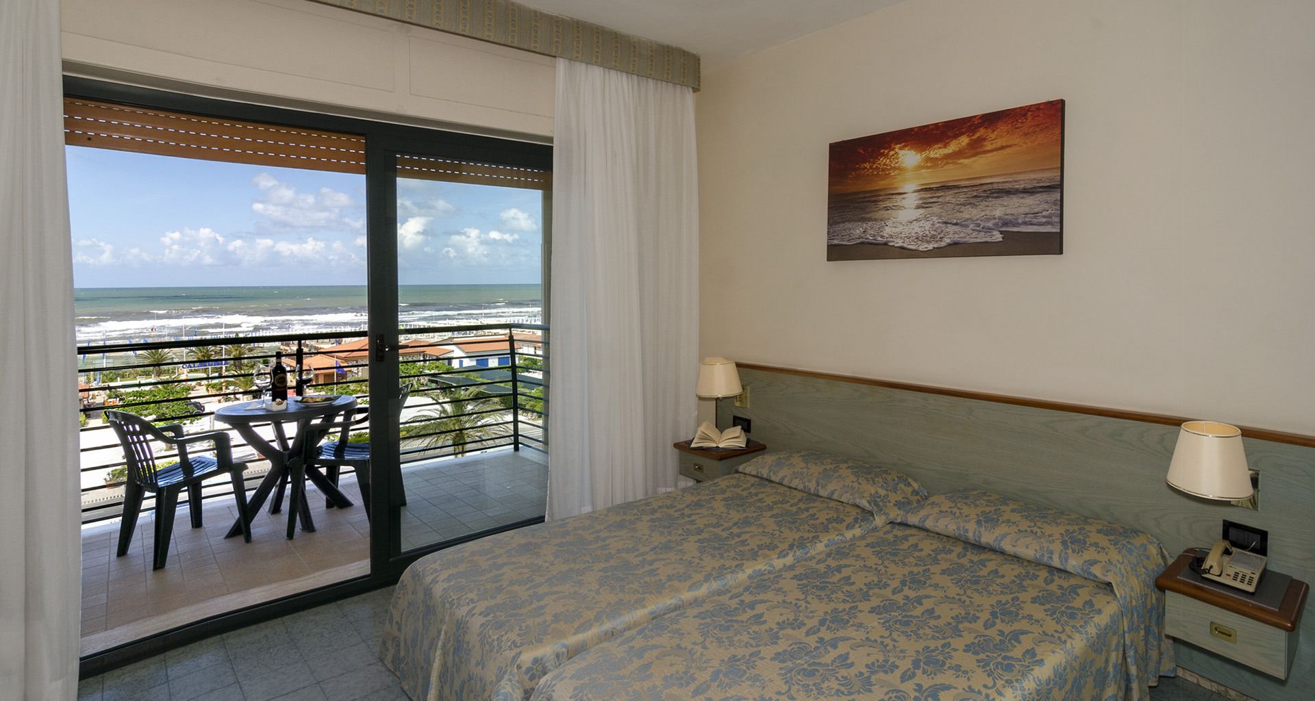 double room | premium bedding, minibar, in-room safe, desk