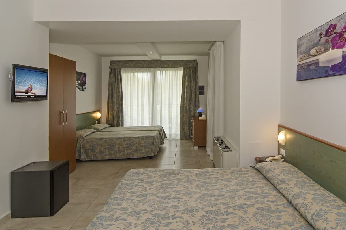 Camera quadrupla | Biancheria da letto di alta qualità, minibar, una cassaforte in camera