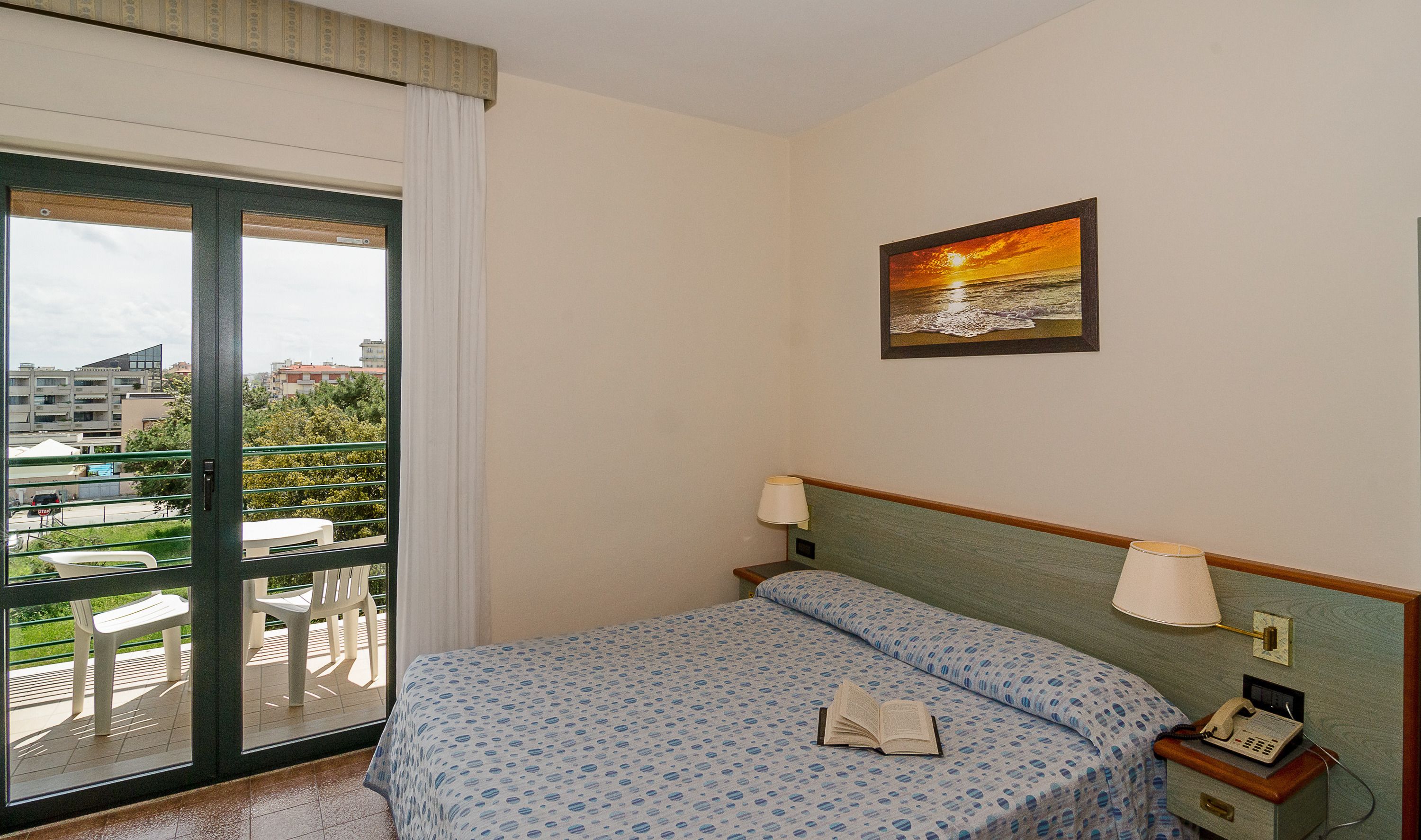 double room | premium bedding, minibar, in-room safe, desk