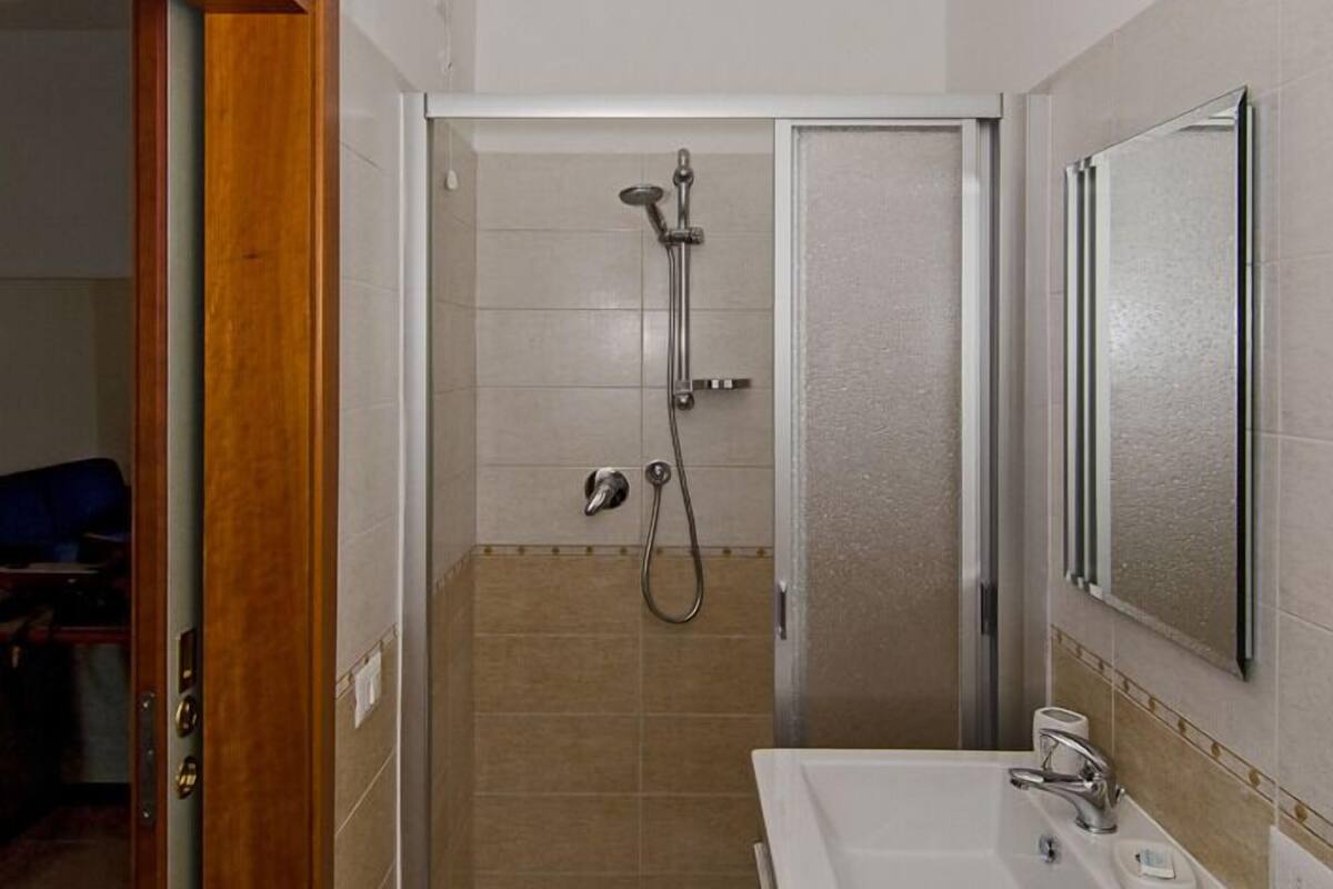 shower, free toiletries, hair dryer, bidet