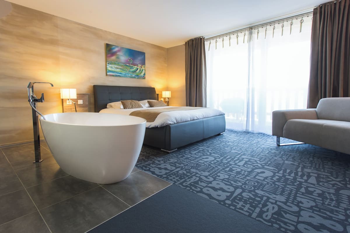 Premium bedding, in-room safe, desk, soundproofing