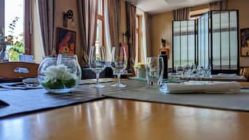 Lunch, dinner served; French cuisine, alfresco dining