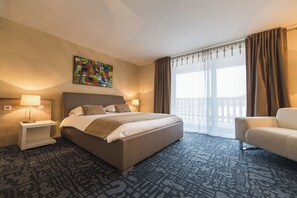 Premium bedding, in-room safe, desk, soundproofing