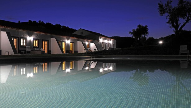 A modern building with a swimming pool in front. - Quinta do Chocalhinho (Odemira)