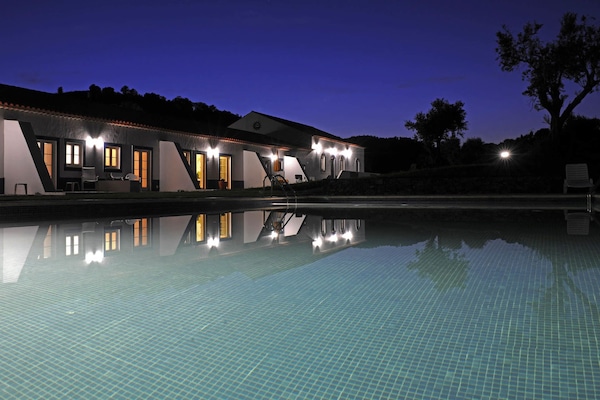 Piscina all'aperto, lettini