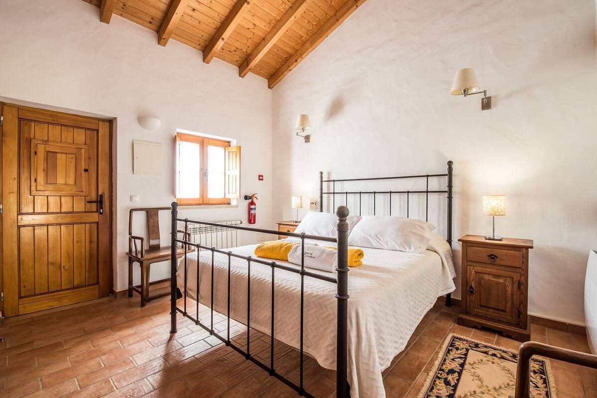 Escritorio, espacio para trabajar con laptop y cortinas blackout