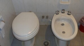 Double Room | Bathroom | Shower, towels - Hotel Turista (Buenos Aires)
