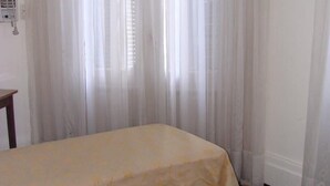 Double Room | In-room safe, desk, WiFi (free) - Hotel Turista (Buenos Aires)