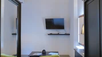 Suite, vistas a la ciudad | Ropa de cama de alta calidad, caja fuerte, sistema de insonorización