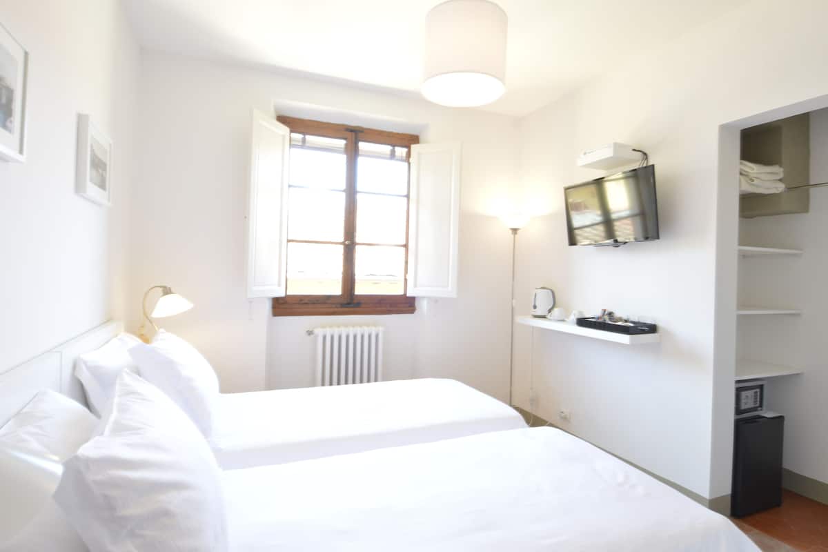 Standard Twin Room, City View (Ponte Vecchio) | Peralatan tempat tidur premium, peti besi dalam bilik, kalis bunyi