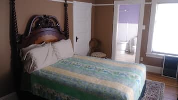 Room, 1 Queen Bed, Bathtub, River View | Laptop workspace, free WiFi