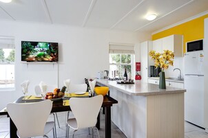 Casa de campo família, 2 quartos, no jardim | Cozinha privada | Geladeira grande, micro-ondas, lava-louças, chaleira elétrica