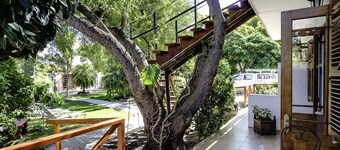 GUBAS DE HOEK meet eat sleep