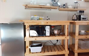 Estudi Comfort | Cuina privada | Frigorífic gran, microones, rentaplats i bullidora elèctrica