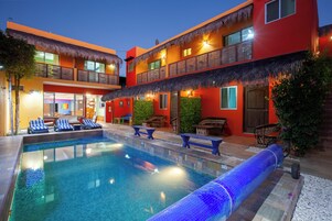 Una piscina al aire libre, una piscina climatizada