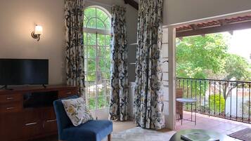 Suite superior | 2 habitaciones, decoración personalizada y muebles diferentes