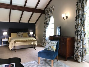 Suite Supérieure | Décoration personnalisée, ameublement personnalisé, bureau