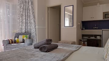 Estúdio conforto | Individualmente decorados, individualmente mobiliados, escrivaninha