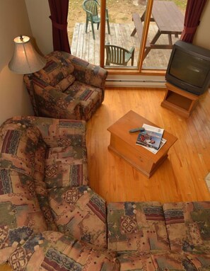 Classic-Ferienhaus, 2 Schlafzimmer, Zwischengeschoss | Wohnzimmer | Fernseher, Kamin, Tischtennisplatte