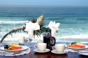 Café da manhã feito na hora todos os dias mediante uma taxa