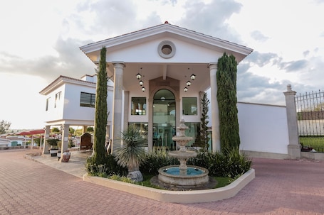 Exterior. Hotel Real de San Jose