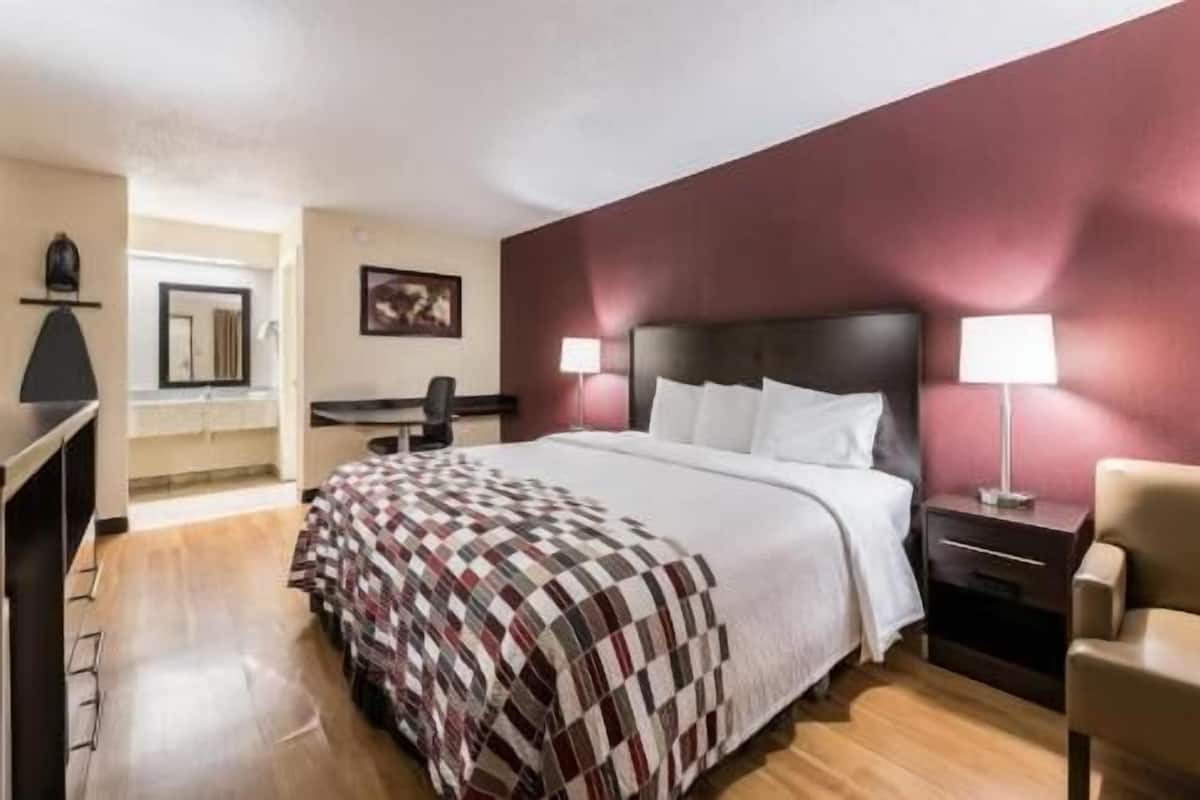Escritorio, espacio para trabajar con laptop y cortinas blackout