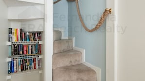 Unclassified image, 4 of 38, button - Redecorated Pet Friendly Home by RedAwning (Fernandina Beach)