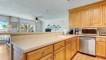 House, 4 Bedrooms | Private kitchen | Coffee/tea maker, full-sized fridge, microwave, oven