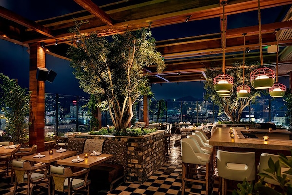 Se sirven desayunos y cocina californiana, con vista a la piscina